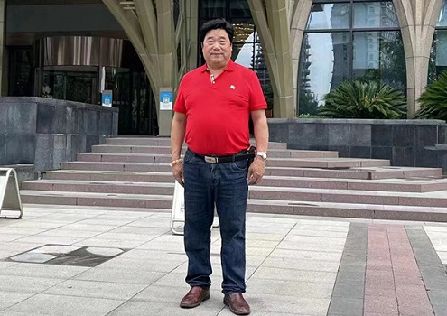 著艺术家单耀宗挥毫纪念江